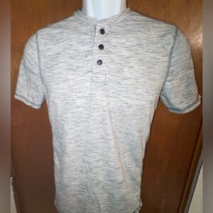 Express Men's Grey Henley Short Sleeve Stretch Moisture Wicking T-shirt Sz.XS